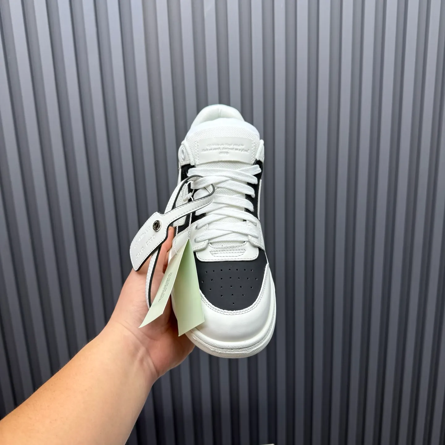 【off- white】P: 620💰Couple model👫, Size: 35-44 (Customized for men 38.45.46) High-quality version👊 "Out of office" series original molding, original lasting, production process 1:1 Original ➰OFF GRAY WHITE OW ➰ First-layer cowhide Imported skin-friendly and environmentally friendly polyester mesh Original molding high elastic and environmentally friendly molding pad Made with the original lasting process. The original molded rubber outsole (never yellows and deforms) has a super correct shape, bright color and strong three-dimensional effect👍. Packaging💯Full set of packaging synchronized with the official website (branded paper, certificate of quality, branded cloth bag)